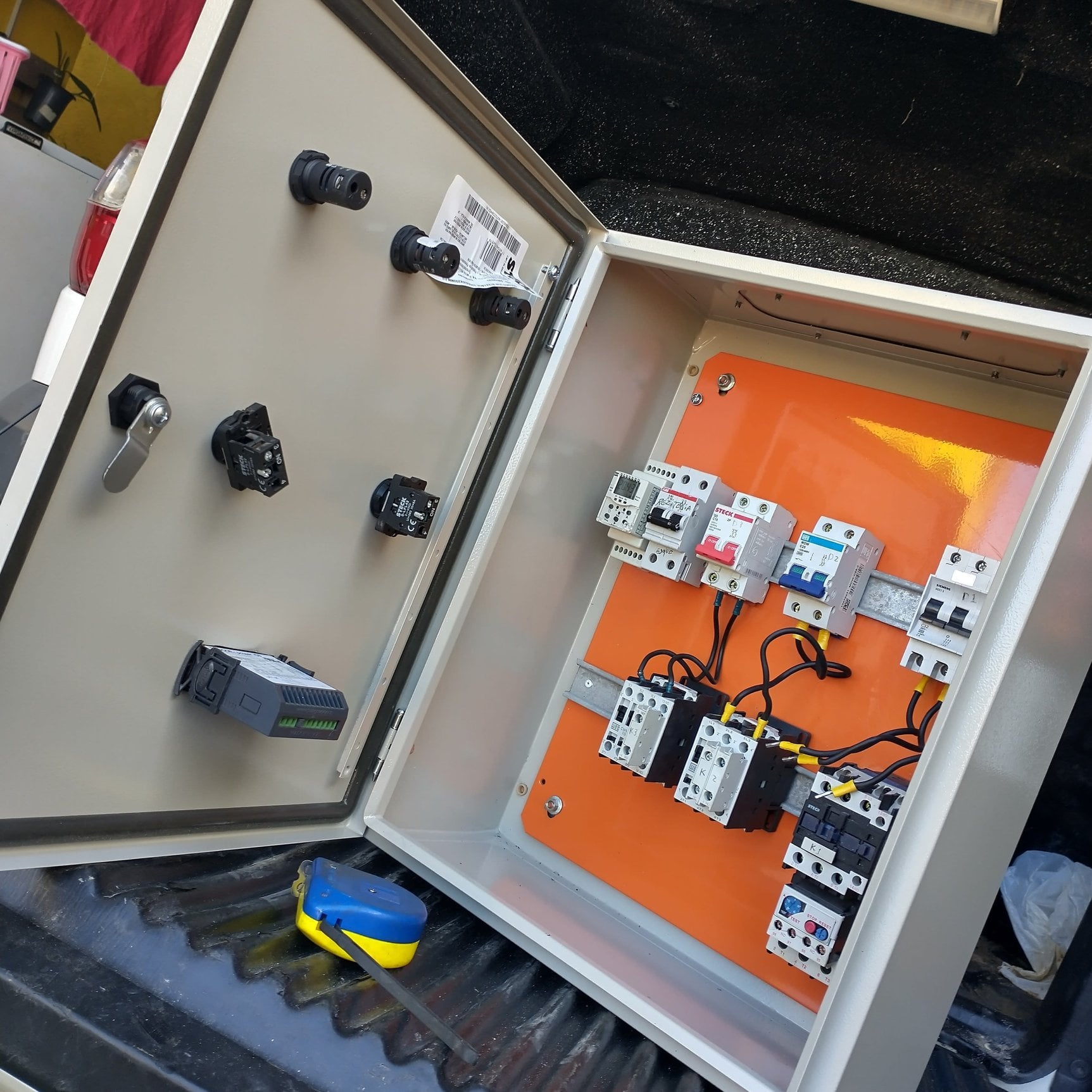 Técnico realizando reparo